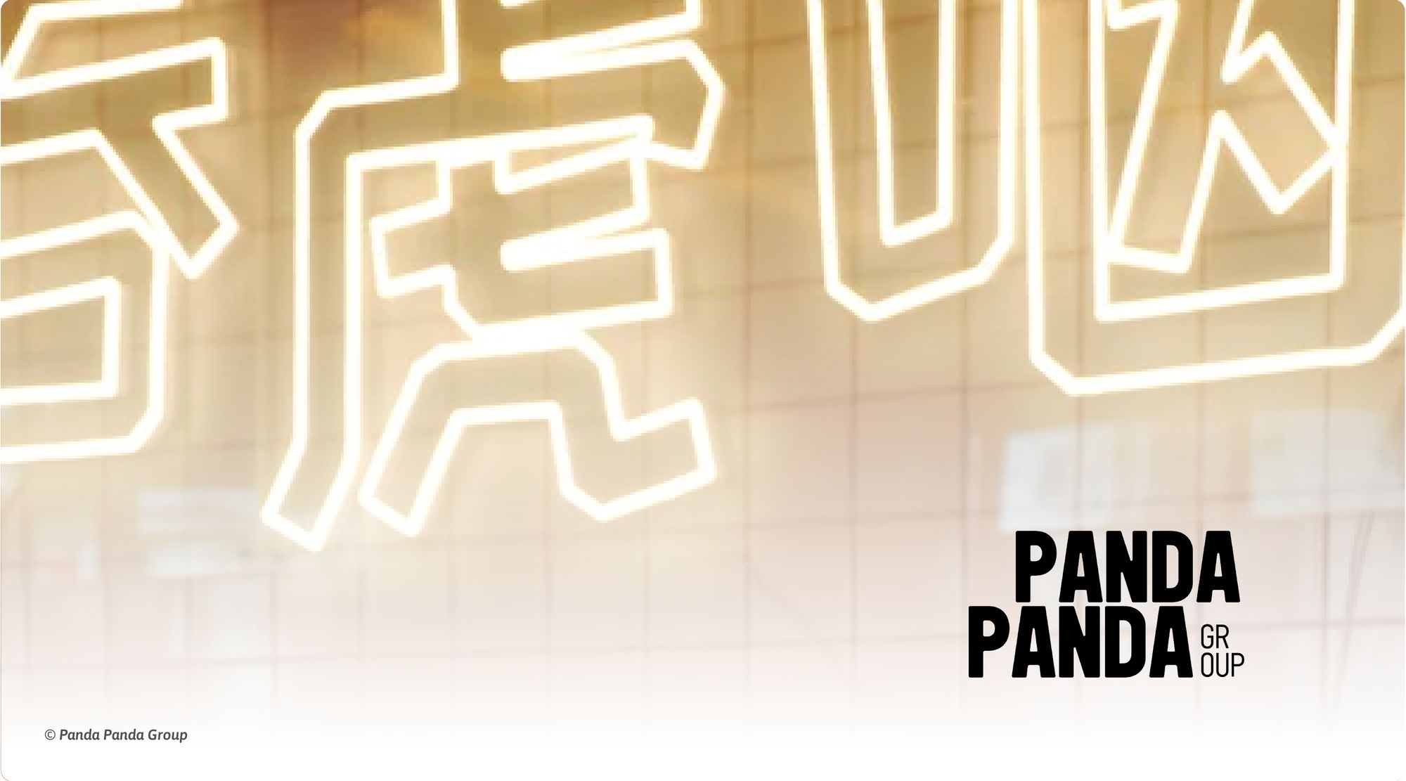 Enseigne lumineuse en néon d'un restaurant du groupe, avec le logo Panda Panda Group